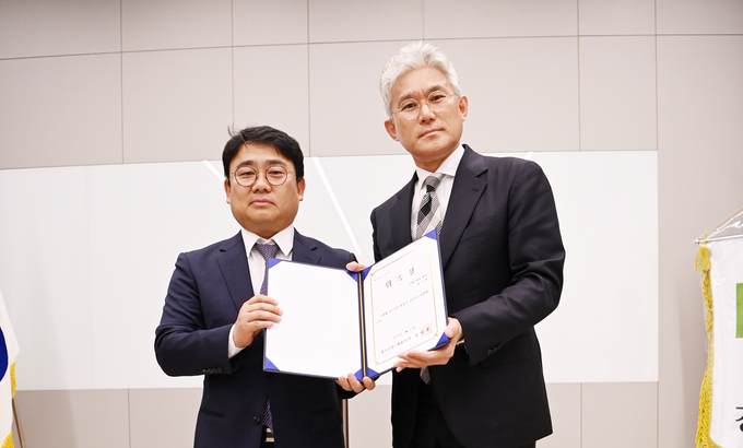 경기신문은 11일 본사 대회의실에서 위촉식을 열고 유 회장을 고문으로 위촉했다. 왼쪽부터 김대훈 경기신문 대표이사, 유진현 신임 고문. (사진=김한별 기자)