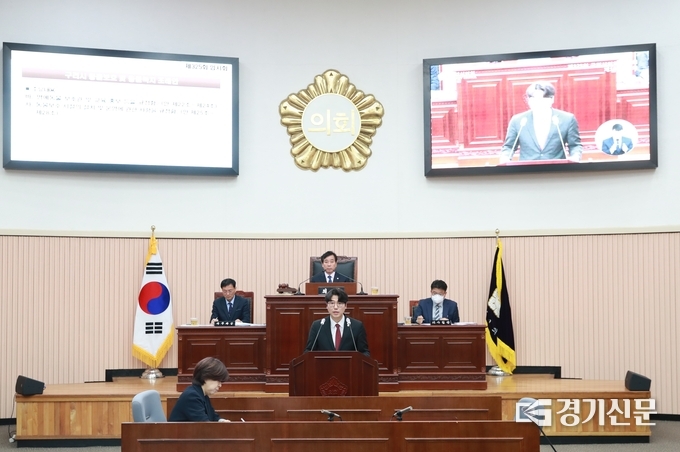 구리시의회는 사람과 반려 동물의 조화로운 공존으로 동물 보호 및 복지를 위하는 취지의 조례안을 가결했다. 공동 발의한 김한슬 의원이 조례안에 대해 발의하고 있다.(사진=구리시의회 제공)