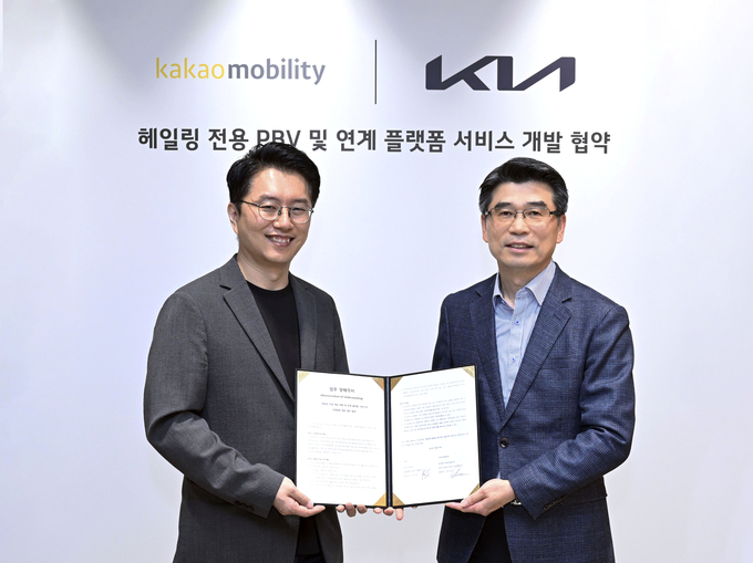 송호성 기아 사장(오른쪽)과 류긍선 카카오모빌리티 대표가 참석한 가운데 카카오모빌리티와 '헤일링 전용 PBV 및 연계 플랫폼 서비스 개발을 위한 업무협약(MOU)'을 체결한 뒤 기념촬영을 하고 있다. (사진=기아 제공)