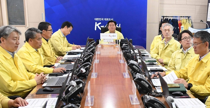 임병택 시흥시장 주재로 시흥시 재난안전대책본부 정례회의를 개최하고, 분야별 조치사항 변경 내역에 관해 논의했다.(사진=시흥시 제공).