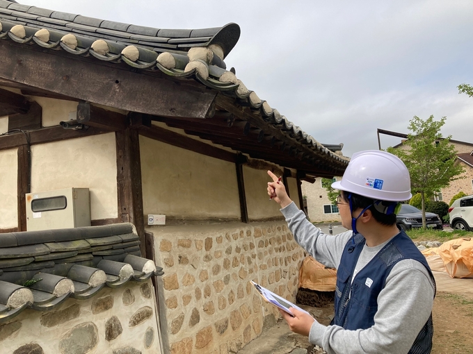 경기문화재돌봄센터 정기모니터링 활동 모습. (사진=경기문화재단 제공)