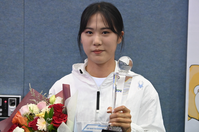 13일 성남시 성남종합스포츠센터 다목적체육관에서 열린 ‘제69회 경기도체육대회 2023 성남’ 폐회식에서 대회 최우수선수(MVP)로 선정된 김다은(가평군청)이 기념사진을 찍고 있다. (사진=유창현 기자)