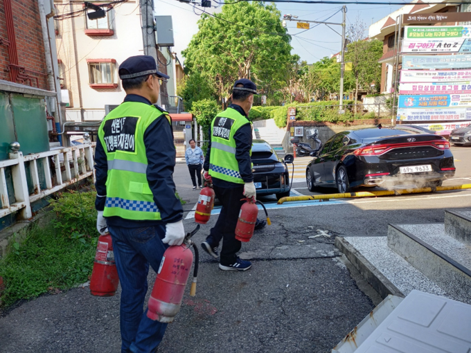 군포 산본1동주민자치회와 산본1동 경기행복마을관리소.가 폐소화기를 수거하고 있다..