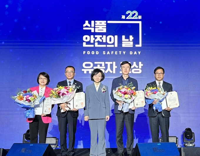 시흥시가 지난 12일 JW메리어트 동대문 스퀘어서울에서 열린 ‘제22회 식품안전의 날’ 기념식에서 2023년도 음식문화개선 분야의 최고 등급인 국무총리상을 받았다.(사진=시흥시 제공).