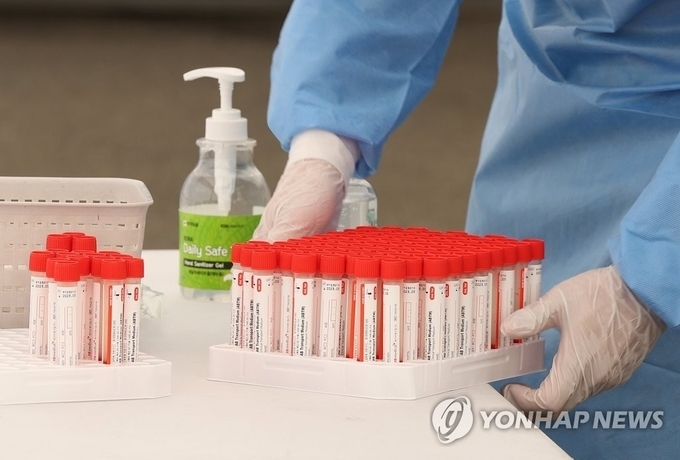 의료진이 코로나19 검사 키트를 옮기고 있다. ( 사진 = 연합뉴스 제공 )