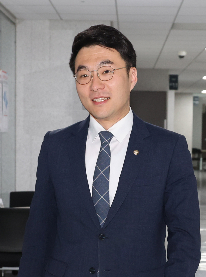 가상자산 보유 논란이 계속되고 있는 김남국 더불어민주당 의원이 지난 9일 국회 의원회관 의원실로 들어가고 있다. (사진=연합뉴스)