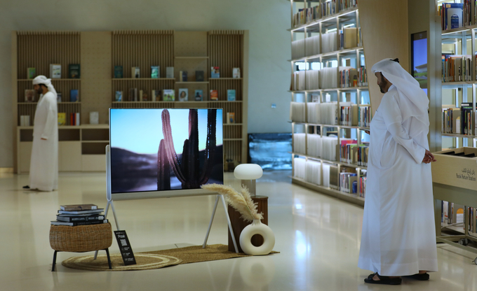 아랍에미리트 샤르자 소재 국립 도서관 ‘하우스 오브 위즈덤(House of Wisdom)’ 방문객이 'LG 올레드 오브제컬렉션 포제'를 체험하고 있다. (사진=LG전자 제공)