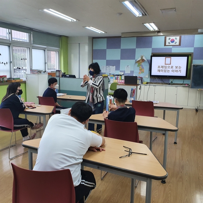  ‘특수학급 학생 맞춤형 독서프로그램’을 운영하고 있는 모습. (사진=성남교육도서관 제공)