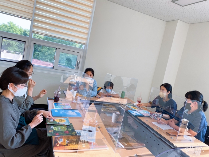  교과연계도서를 발굴하고 있는 새책평가단 구성원. (사진=성남교육도서관 제공)