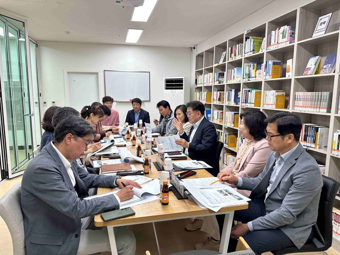 12일 오후 도교육청 관계자들과 센터 관계자들이 간담회를 진행하고 있다. (사진=경기도교육청 제공)