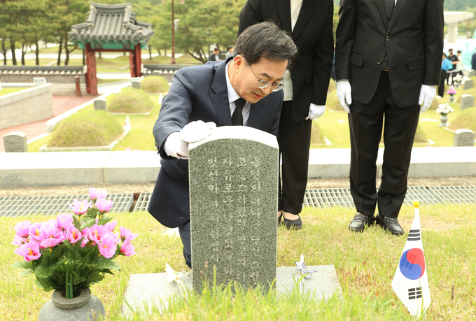12일 오전 김동연 경기도지사, 강기정 광주광역시장, 정우영 경기도지사 배우자 등이 국립5.18민주묘지에서 경기도민 묘소를 방문하고 있다. (사진=경기도 제공)