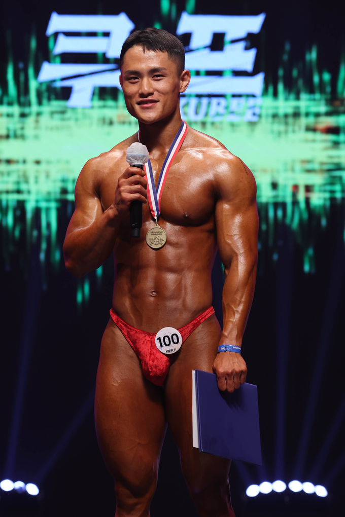 보디빌딩 오버롤 챔피온 이종찬 선수가 우승자로 호명된 후 우승 소감을 전하고 있다. ( 사진 = 유정희 기자 )