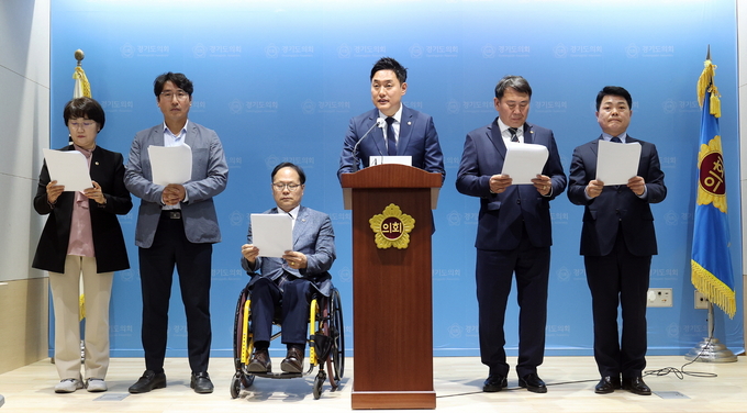 ‘경기북부특별자치도 설치 특별위원회 구성 결의안’을 대표 발의한 오석규 의원(민주‧의정부4)이 지난달 27일 기자회견을 열고 결의안을 상정하지 않고 파행한 운영위원회에 조속한 심의·의결을 요구하고 있다. (사진=경기도의회 제공) 
