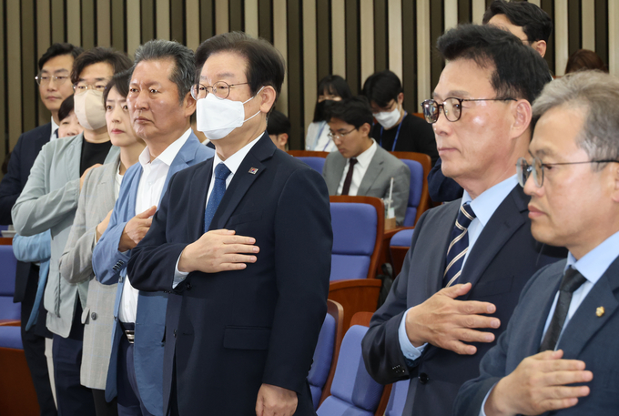더불어민주당 이재명 대표와 박광온 원내대표가 14일 국회에서 열린 당 의원총회에서 국민의례를 하고 있다. (사진=연합뉴스)