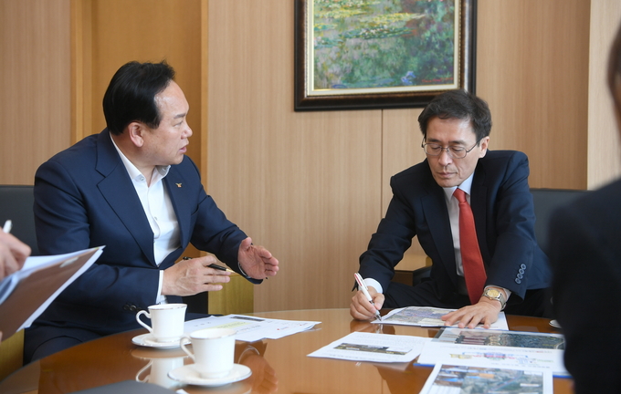 이권재 오산시장이 함진규 한국도로공사 사장을 만나 주요 도로교통 현안을 설명하고 있다.(사진=오산시 제공)
