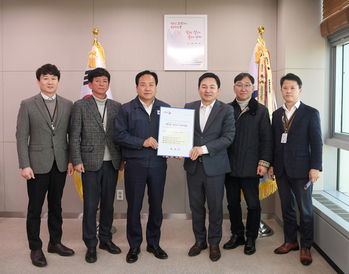 이권재 오산시장이 원희룡 국토교통부 장관을 만나 지역 교통현안을 건의하며 오산을 동서로 관통하는 경부선 횡단도로 사업을 본궤도에 올리는 발판을 마련했다는 평가다.(사진=오산시 제공)