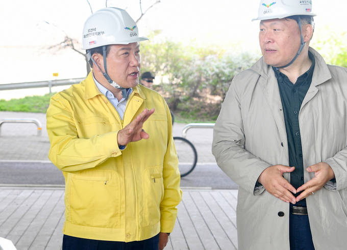 이권재 오산시장이 현장을 찾아 도로교통 현안을 점검하고 있다.(사진=오산시 제공)