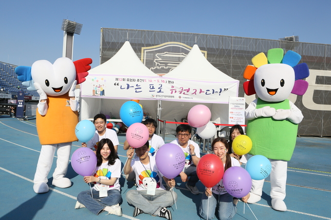 경기도선거관리위원회는 지난 14일 K리그1인 수원FC와 제주유나이티드의 축구 경기가 열린 수원종합운동장에서 유권자와 함께하는 시축 등 ‘제12회 유권자의 날 및 유권자 주간’기념 행사를 실시했다. (사진=경기도 선관위)