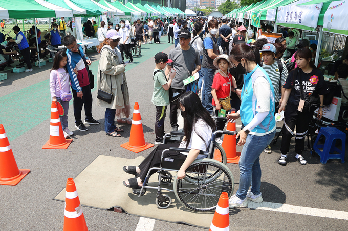 지난 13일 인천 남동구 남동어울림광장에서 열린 ‘제20회 비루고개축제’에서 휠체어 체험을 진행하고 있다. ( 사진 = 남동구 제공 )