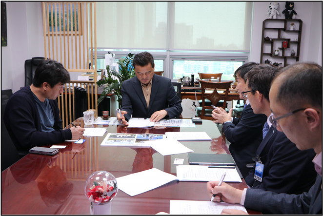 지난 12일 국회에서 임종성 국회의원(민주‧경기광주을)이 한국남동발전 이영기 건설처장으로부터 ‘분당복합발전 현대화사업’ 추진현황을 보고받고 있다. (사진=임종성 의원실 제공)