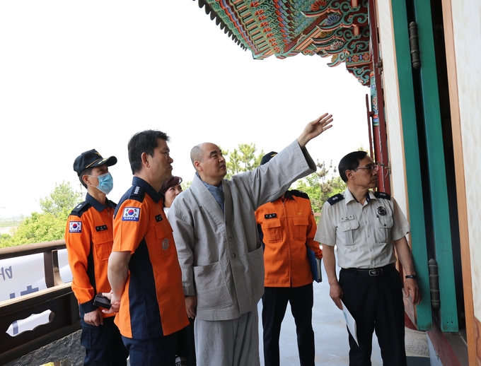 시흥소방서는 15일 관내 전통사찰 법륭사(하중로173번길 11)를 방문해 선제적 화재예방대책 추진을 위한 안전컨설팅을 실시했다.(사진=시흥소방서 제공).