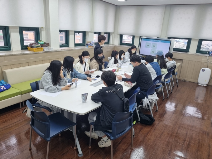  광주교육도서관 ‘꿈을 찾는 도서관 리더’에 참여한 학생들. (사진=광주교육도서관 제공)