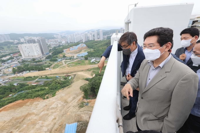 이상일 시장이 2022년 당선 직후 삼가2지구 주택건설사업 현장을 둘러보고 있다. (사진=용인시 제공)