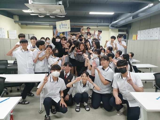 15일 오후 삼일공고 동아리실에서 삼일공고 교사와 학생들이 기념 촬영을 하고 있다. (사진=나규항 기자)