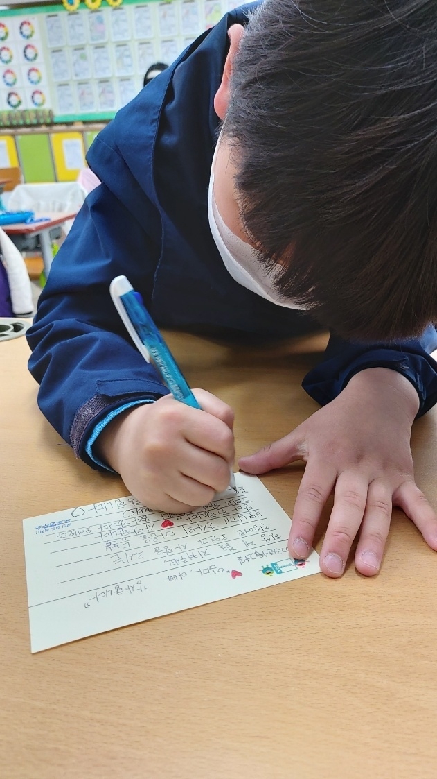 군포시 초등생 엽서쓰기로 도로명주소 쓰기 홍보르 하고 있다. (사진=군포시 제공)