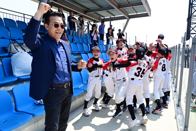 지난 15일 제18회 도미노피자기 전국리틀야구대회 결승전이 열린 경기도 화성시 화성드림파크 리틀야구장에서 인천 연수구리틀야구단이 우승을 확정짓자 이재호 연수구청장(왼쪽)이 환호하고 있다. ( 사진 = 연수구 제공 )