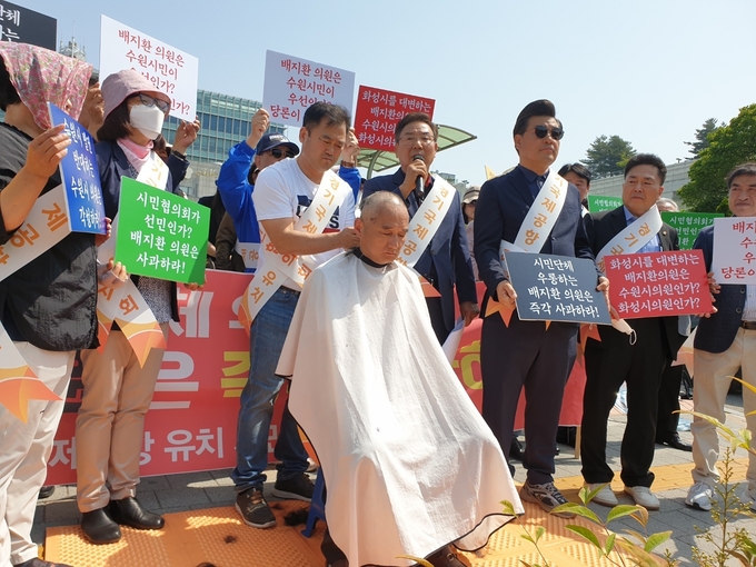 16일 오전 수원시청 앞에서 유한형 경기국제공항유치시민협의회 사무국장이 삭발하고 있다. (사진=나규항 기자)