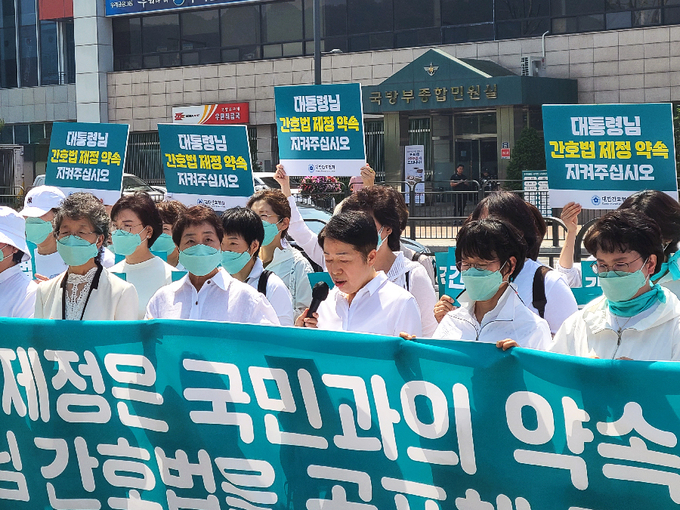 16일 서울 용산 대통령실 앞에서 김영경 대한간호협회장이 간호법 거부권 행사에 대한 입장을 밝히고 있다. (사진=대한간호협회 제공)