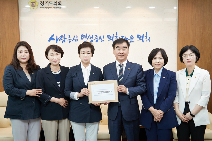 용인시의회는 염종현 경기도의회 의장에게 '용인시 중‧고등학교 교복 구입비 지원사업'에 관한 시민들의 의견을 담은 의견서를 전달했다. 다. (사진=용인시 제공)