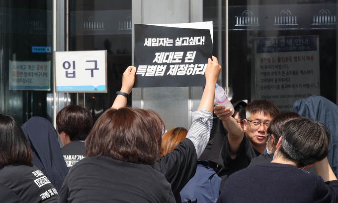 전세사기 피해자들이 16일 국회 중앙현관 입구를 점거하고 있다. 이들은 이날 국회 앞 계단에서 열린 전세사기ㆍ깡통전세 특별법 제정 촉구 기자회견 참석자들이다. (사진=연합뉴스)