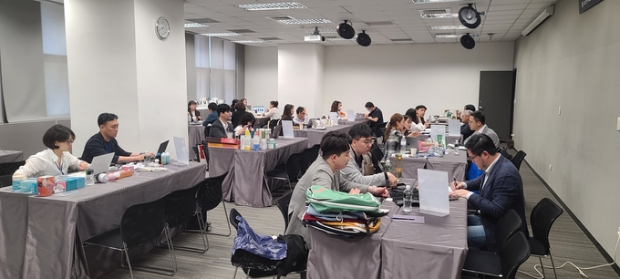 중화권 유망제품 무역사절단이 수출상담회에서 수출 상담을 진행하고 있다. ( 사진 = 인천상의 제공 )