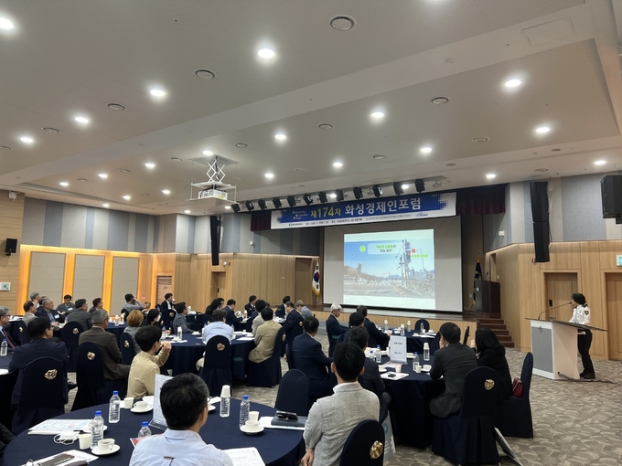 화성서부경찰서(서장 구재성)가 지난 16일 화성상공회의소에서 ‘찾아가는 교통안전교육’캠페인을 진행했다(사진=화성서부경찰서 제공)