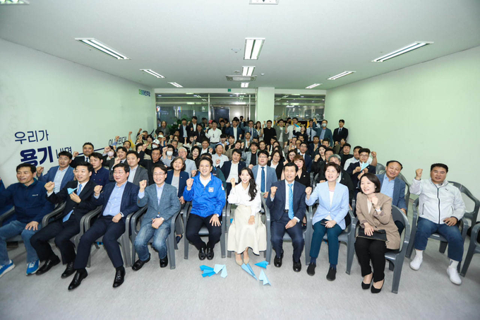 전용기 국회의원이 최근 동탄 주민과 전 · 현직 국회의원을 포함해 지역 정가 주요 인사들이 참석한 가운데 동탄에서 지역사무소 개소식을 가졌다 .( 사진=전용기의원 사무소 제공)