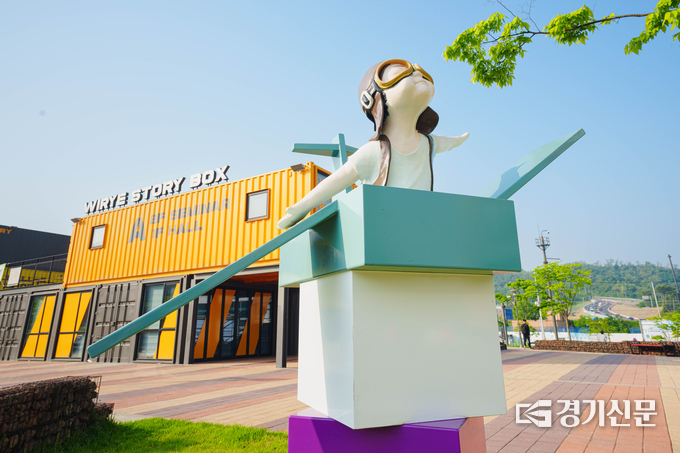 위례 스토리박스 야외에 설치된 조각상. (사진=성남문화재단 제공)