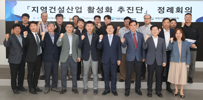 iH 지역건설산업 활성화 추진단 관계자들이 단체 사진을 촬영하고 있다. ( 사진 = iH 제공 )