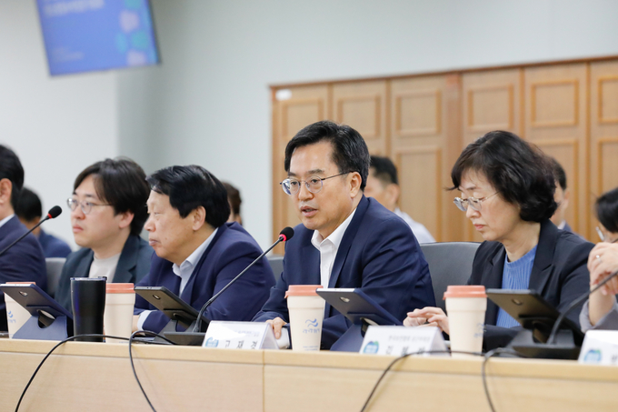 17일 오전 경기도청 다목적회의실에서 열린 탄소중립·녹색성장 위원회 전체회의에서 김동연 경기도지사가 인사말을 하고 있다. (사진=경기도 제공)