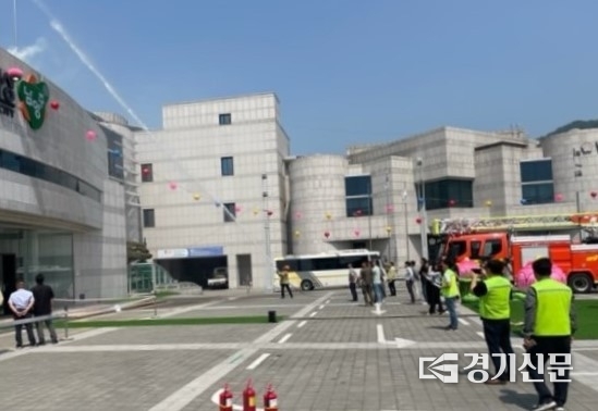 남양주시는 16일 시청광장에서 자율방재단과 남양주소방서와 합동으로 화재 대비해 진화능력을 높이기 위한 소방 훈련을 실시했다.(사진=남양주시 제공)