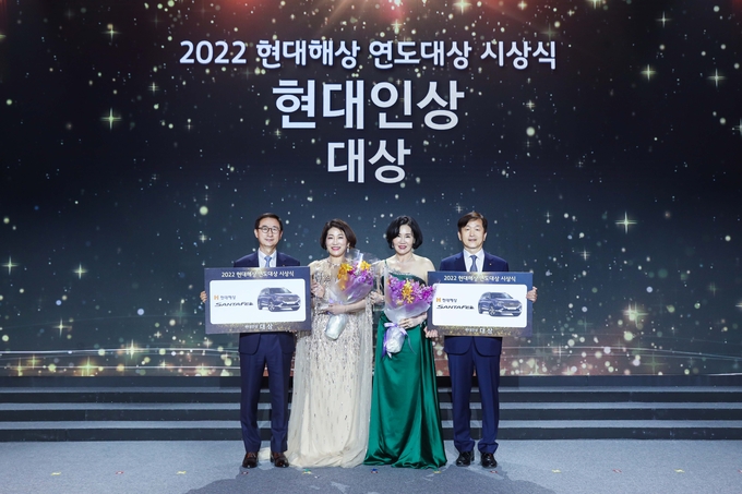 (왼쪽부터) 조용일 대표이사, 설계사부문 대상 이민숙 씨, 대리점부문 대상 남상분 씨, 이성재 대표이사가 시상식에서 기념촬영을 하고 있다. (사진=현대해상 제공)