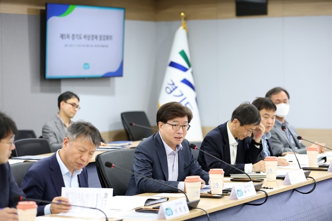 17일 오후 경기도청 상황실에서 열린 제5차 경기도 비상경제 점검회의에서 염태영 경제부지사가 회의를 주재하고 있다. (사진=경기도 제공)