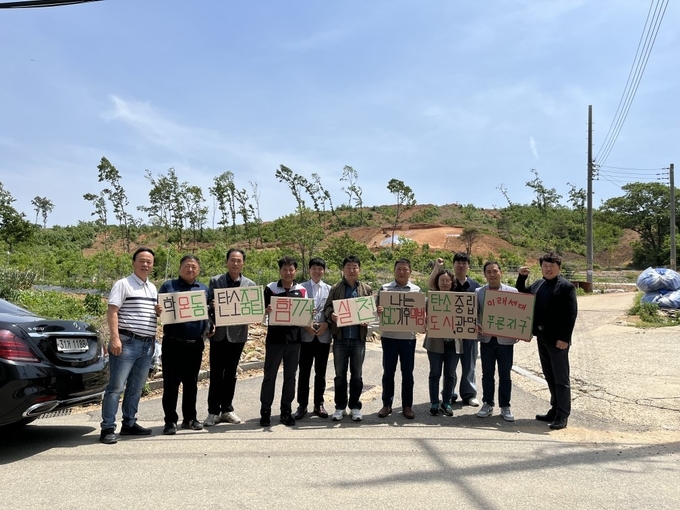 광명시 학온동 체육회는 지난 17일 동 행정복지센터에서 ‘학온동 탄소중립 함께 실천’ 캠페인을 펼쳤다.(사진=광명시 제공).