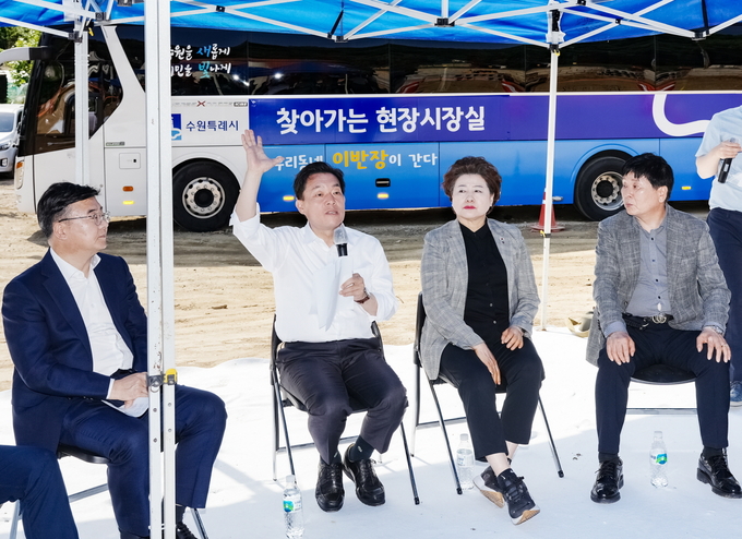 지난 17일 ‘파장동 맛고을 거리 만남의 광장 조성사업’ 현장에서 이재준 시장(왼쪽 2번째)이 주민들과 대화하고 있다. (사진=수원시 제공)