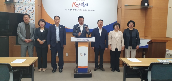 시흥시의회 국민의힘 소속 의원들이 18일 오전 시흥시청 브리핑룸에서 기자회견을 열고 정책지원관 채용관련 문제로 장기간 파행사태를 빚어 온 것에 머리를 숙였다.(사진=김원규 기자).