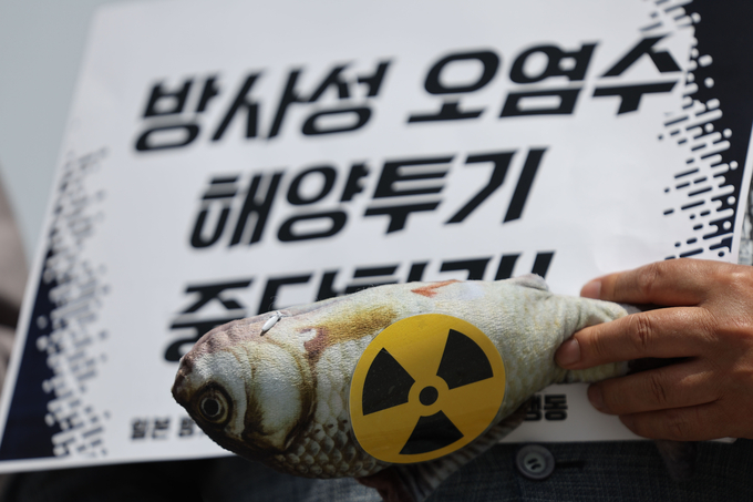 지난 17일 서울 광화문광장에서 일본 방사성 오염수 해양투기 저지 공동행동 주최로 열린 히로시마 G7 정상회의 대응 기자회견에서 참가자들이 방사성 오염수 해양투기 중단 등을 촉구하고 있다. (사진=연합뉴스)