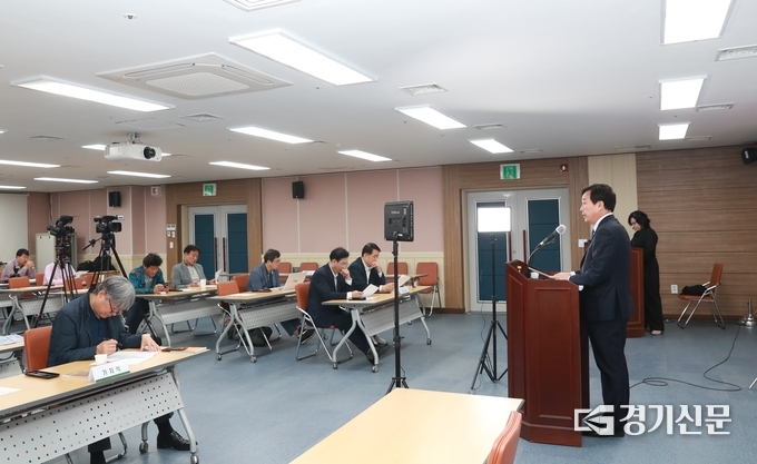 권봉수 구리시의회 의장이 17일 정례브리핑에서 최근 구리시의회 의원의 부적절한 처신과 명예훼손 피소 등으로 이어진 여야간의 갈등에 대해 사과하고 있다. (사진=구리시의회 제공)