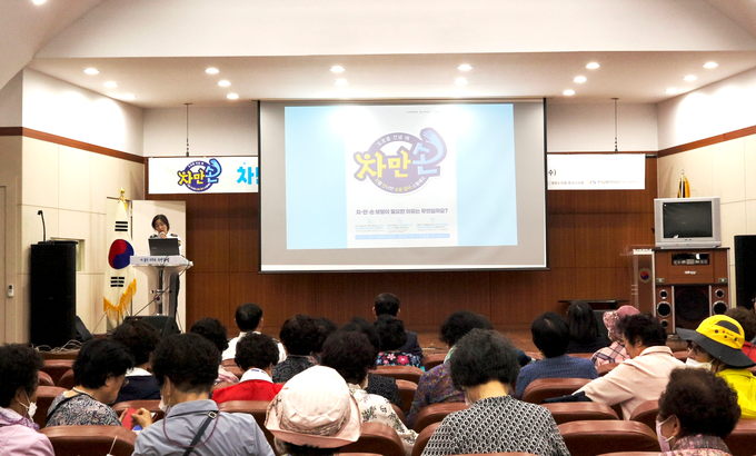 화성서부경찰서가 지난 17일 화성노인대학교를 찾아 어르신 150명을 대상으로 찾아가는 어르신 교통안전교육을 실시했다.(사진제공/ 화성서부경찰서)