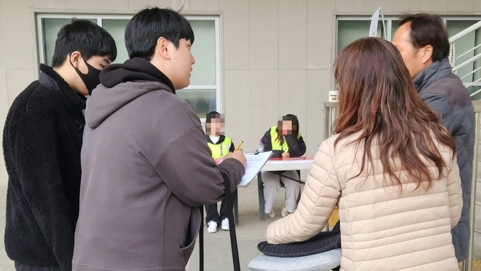 지난 3월 인천 남동구 수산동 남동아시아드럭비경기장 앞에서 박하진(18) 군이 현장 서명운동을 진행하고 있다. ( 사진 = 박지현 기자 )